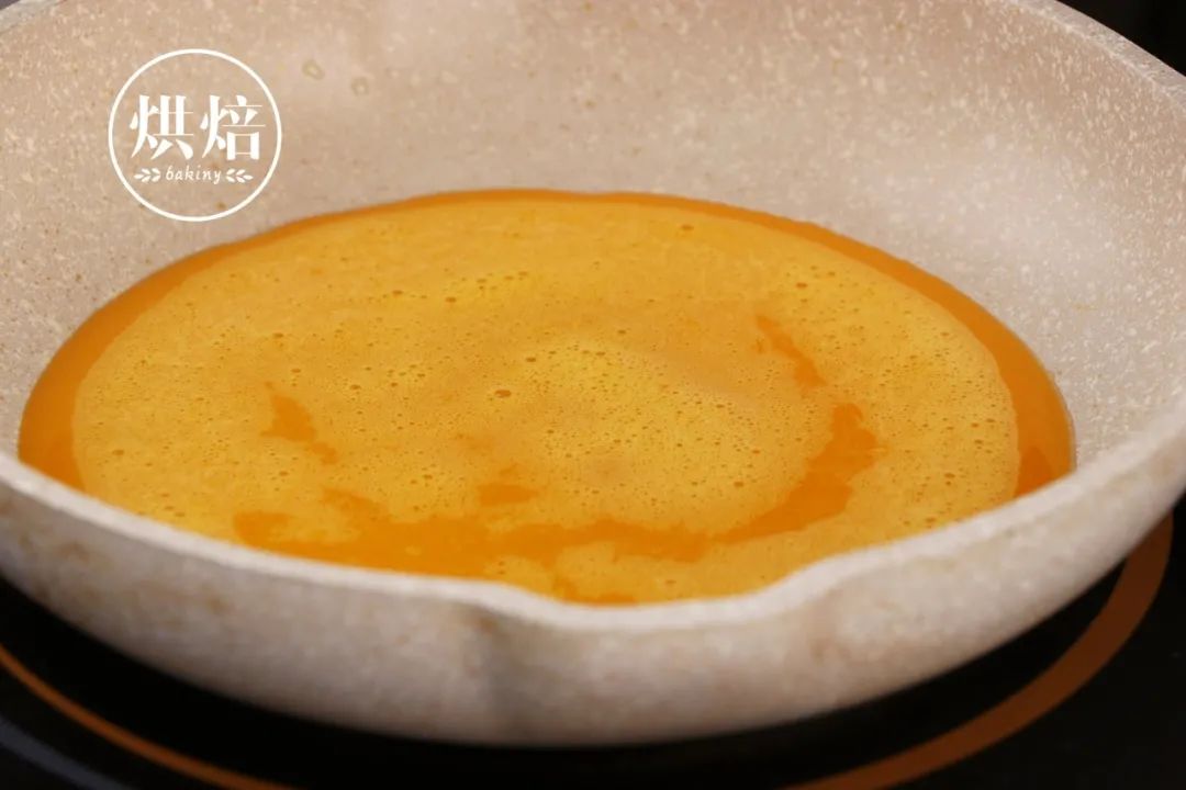 用平底锅煎了个蛋糕 播放量一不小心上了千万 软软呼呼像云朵