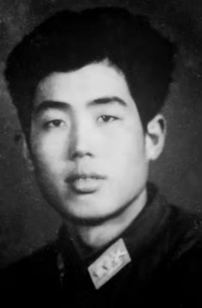 1966年，一战士为救6名儿童牺牲，43年后其母去世，6人含泪跪别