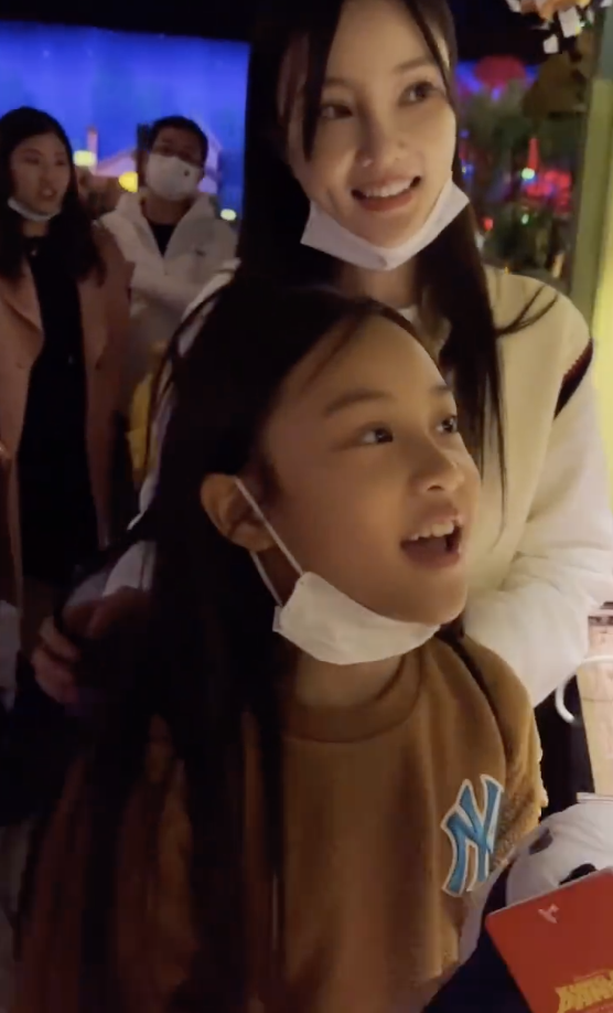 李小璐带女儿打卡环球影城，母女俩同步秀高抬腿，同款发型像姐妹
