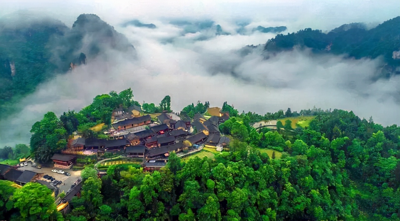 是的,当年拍摄《乌龙山剿匪记》的地方——湖南湘西州乌龙山,如今已经