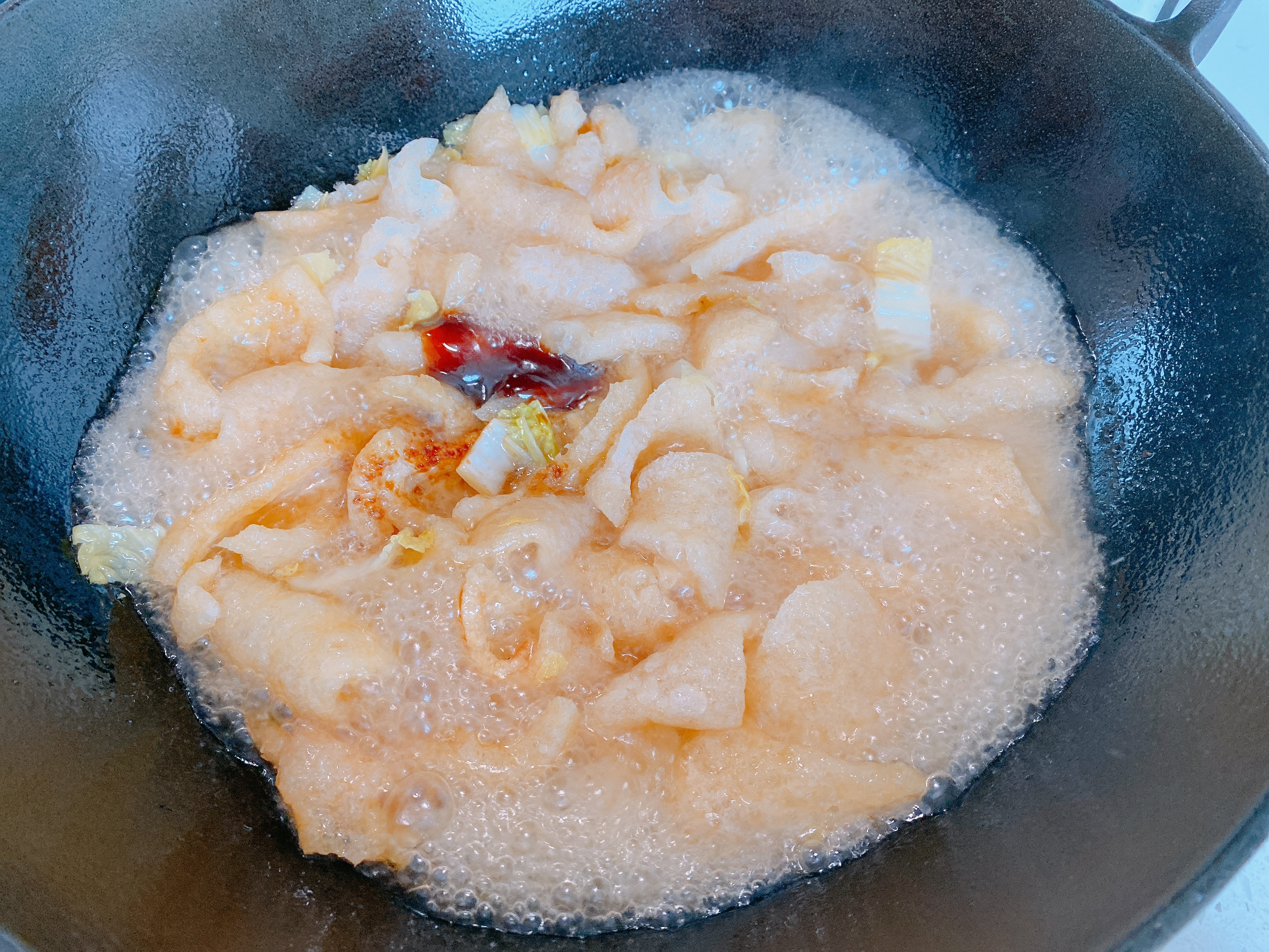 猪皮这样做太香了，加点白菜，吸饱汤汁咸香入味，爽滑劲道超下饭