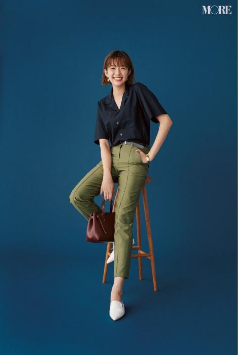 黑色系的加深成熟度,而且还很显身线,搭配的军绿色裤子,选择了高腰的