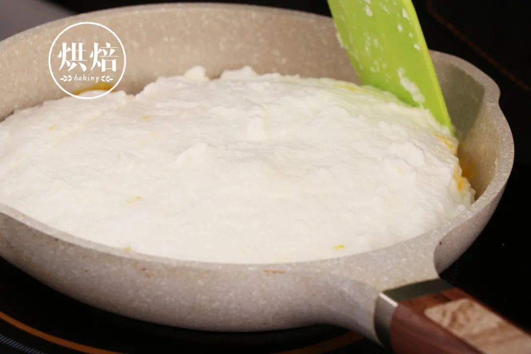 用平底锅煎了个蛋糕 播放量一不小心上了千万 软软呼呼像云朵