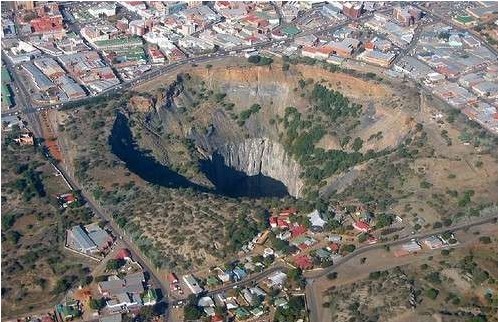 世界上最贵的洞：南非金伯利钻石矿坑，生产了超过3吨的钻石