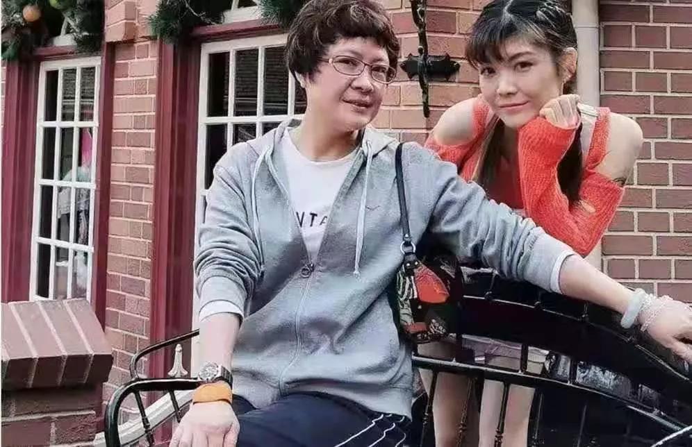 苏秋妍曾经与康天庥在演唱会上合唱过一曲,她唱歌跟康天庥不相上下,算