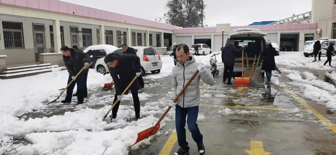 寒風(fēng)中的堅(jiān)守 暴雪中的執(zhí)著｜德州市衛(wèi)生健康系統(tǒng)清掃積雪紀(jì)實(shí)