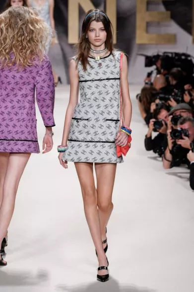 双c logo,菱格纹,斜纹软呢都在,怎么还说:这很不chanel?