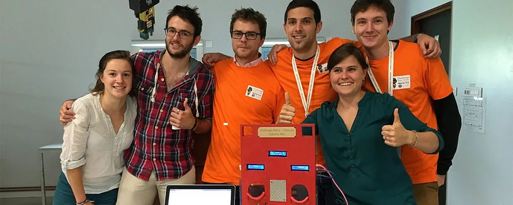 留学生辱骂父亲上热搜,1万块生活费,如果是在法国留学够不够?