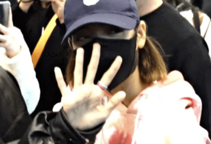Lisa为何向JENNIE道歉;IZ*ONE衍生组合的名字是?