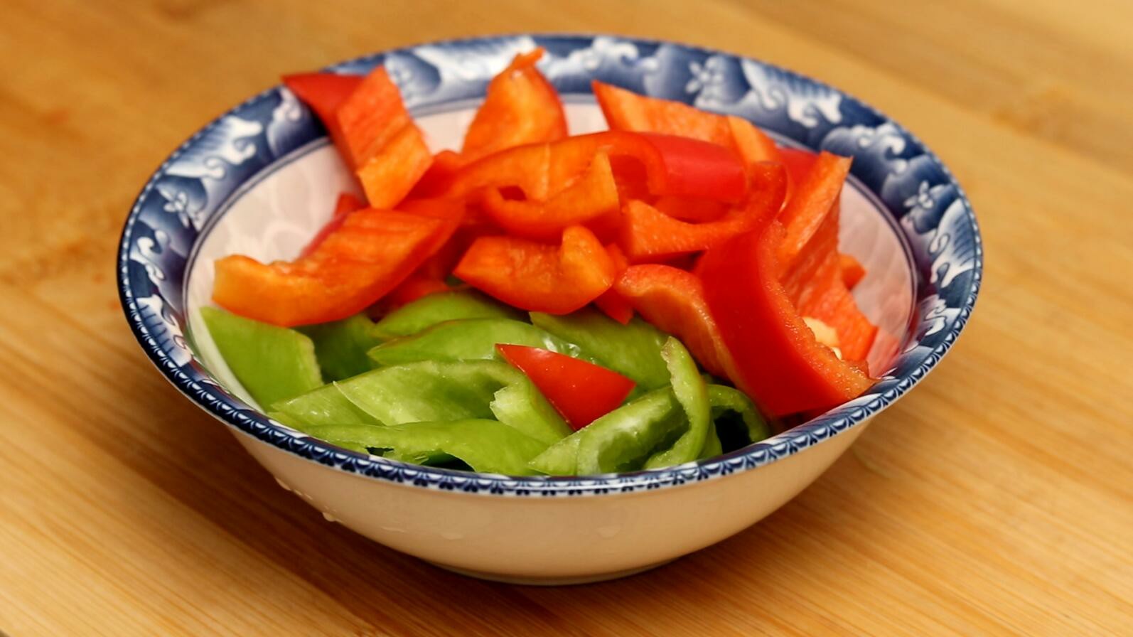 炒花菜時，切記別直接下鍋炒，多加一步，花菜脆嫩入味又好吃
