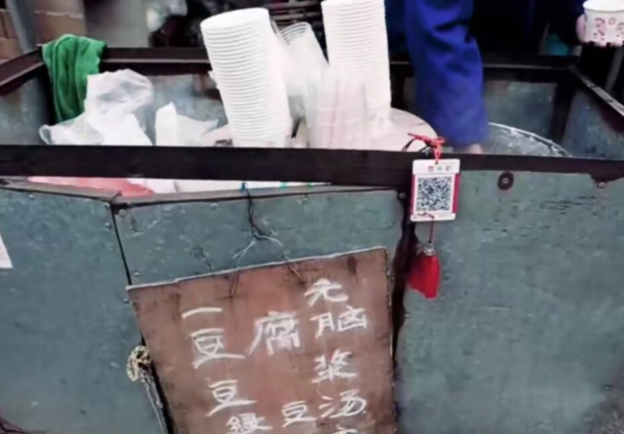 武汉大爷卖豆腐脑30多年，坚持5毛一碗，供儿子读完硕士后才涨价
