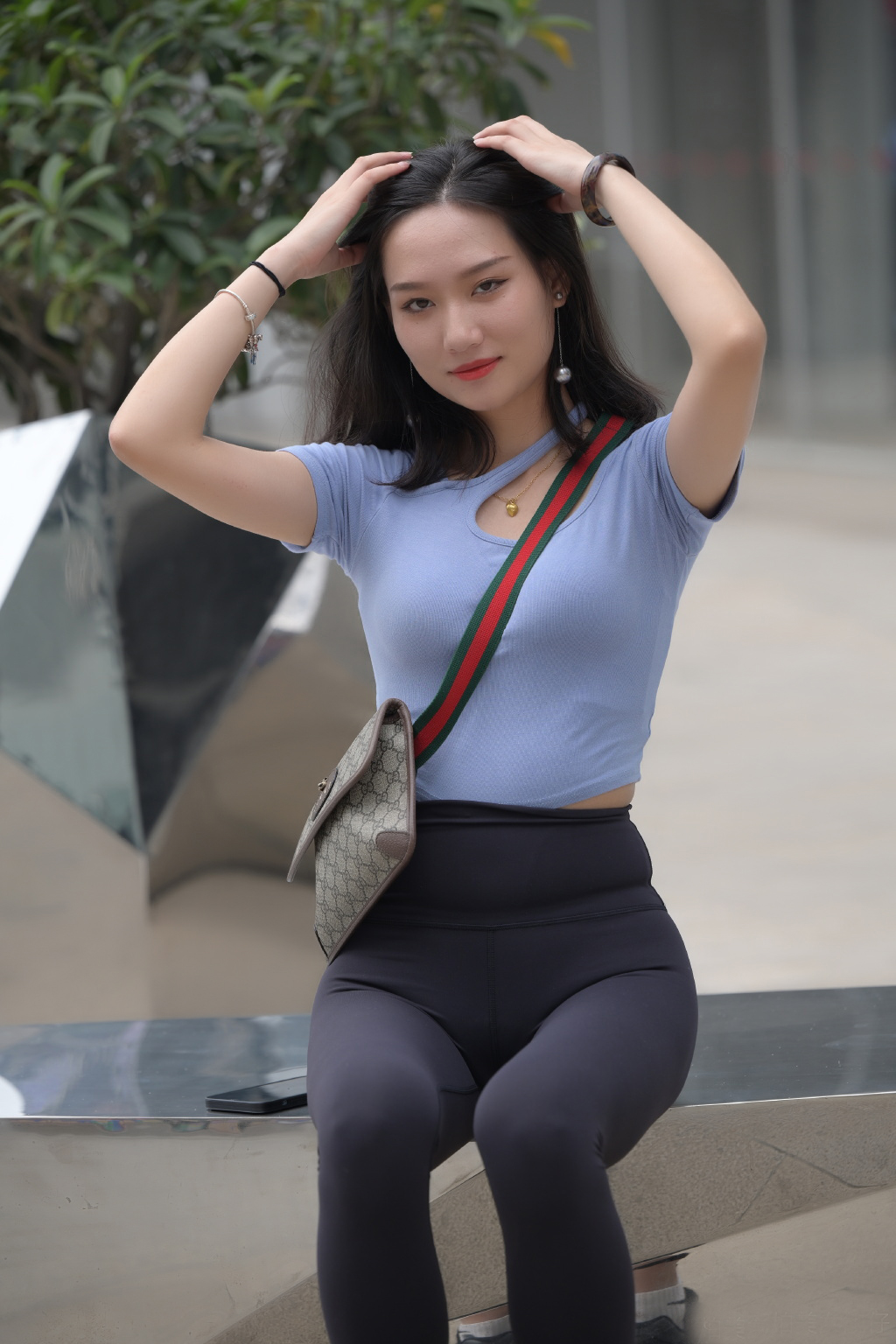 夏季修身的打底裤，同样穿出显瘦的效果，搭配短袖衫清爽又休闲