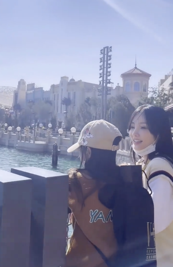 李小璐带女儿打卡环球影城，母女俩同步秀高抬腿，同款发型像姐妹