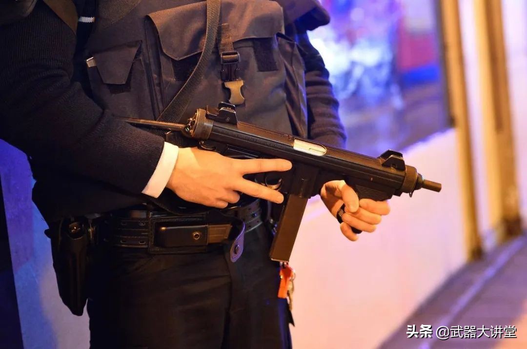 正宗意大利货，包络式枪机设计，稳定性极佳的伯莱塔M12冲锋枪