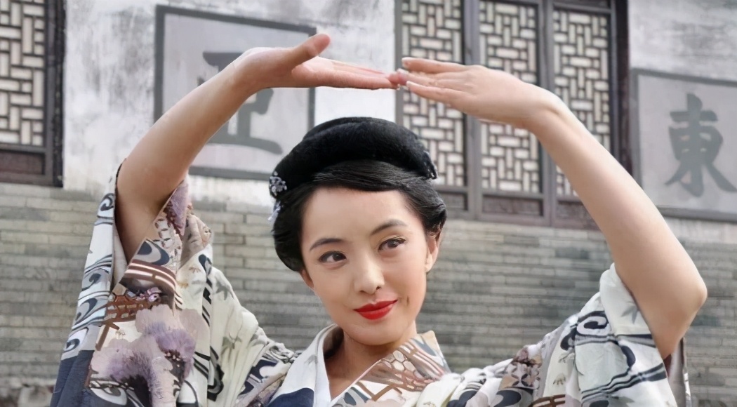 她是《沧海英雄》中正义凛然的"蒋小青".