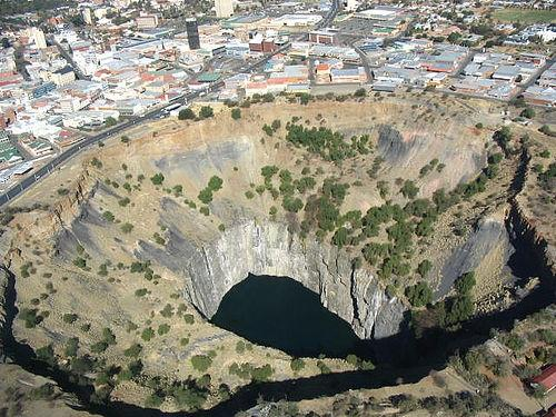 世界上最贵的洞：南非金伯利钻石矿坑，红叶网，生产了超过3吨的钻石