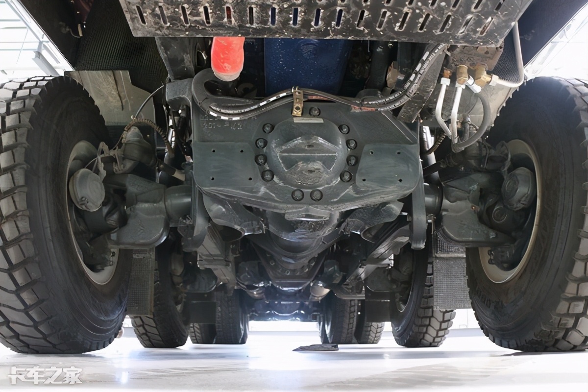 被称为卡车中越野之王称号的原因,长征太脱拉的底盘采用了独立悬挂