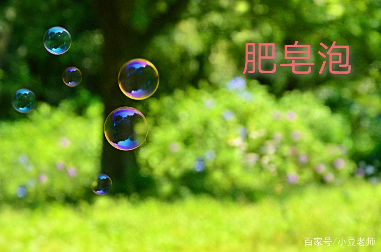 颤巍巍的老人拄着拐杖慢慢走过小桥