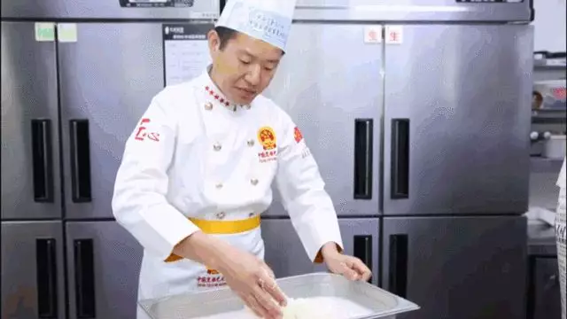 中式快餐直营门店全国第一,大米先生如何实现现炒优势?