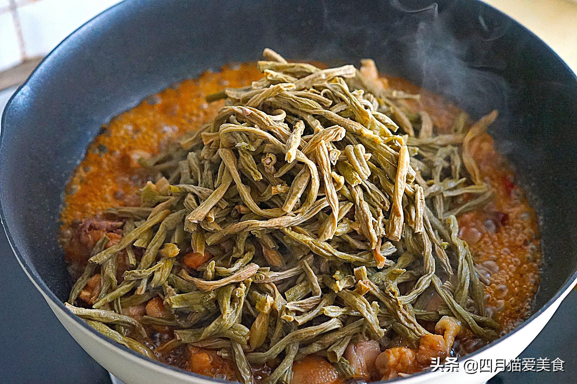 豆角晒干后，和鸡肉这样炖，味道好吃到嗨，我家每周要吃一次