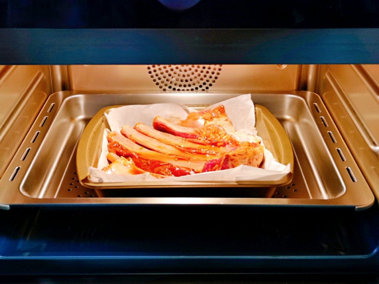 家里有烤箱就能做，奥尔良烤羊排太像样，羊排烤的滋滋冒油真香