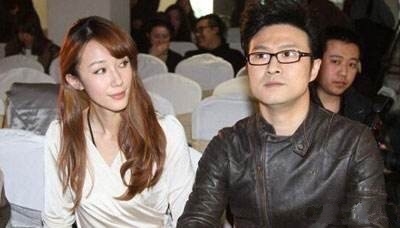 汪峰前妻康作如近照曝光，身材娇小穿衣却老套，二女儿原来长这样