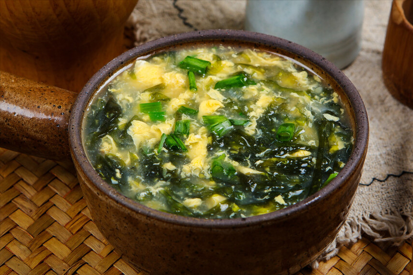 做紫菜蛋花汤，紫菜用不着下锅，教你地道做法，紫菜汤又鲜又香