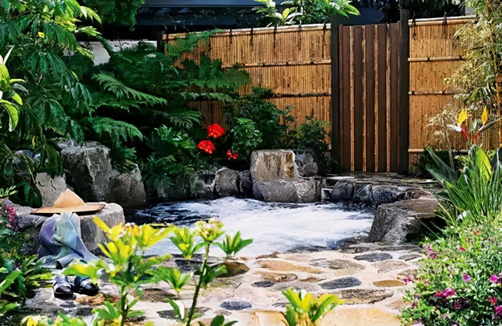 花园只有造个锦鲤鱼池，才能堪称最美庭院