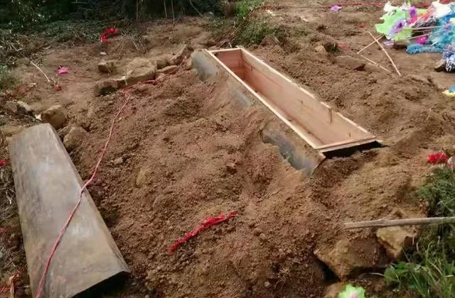 下葬后的遗体又被人刨坟抢走这是为什么网友别太无情了