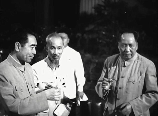 1950年胡志明秘密来华，找接待人员要零花钱，给邓颖超买了件礼物