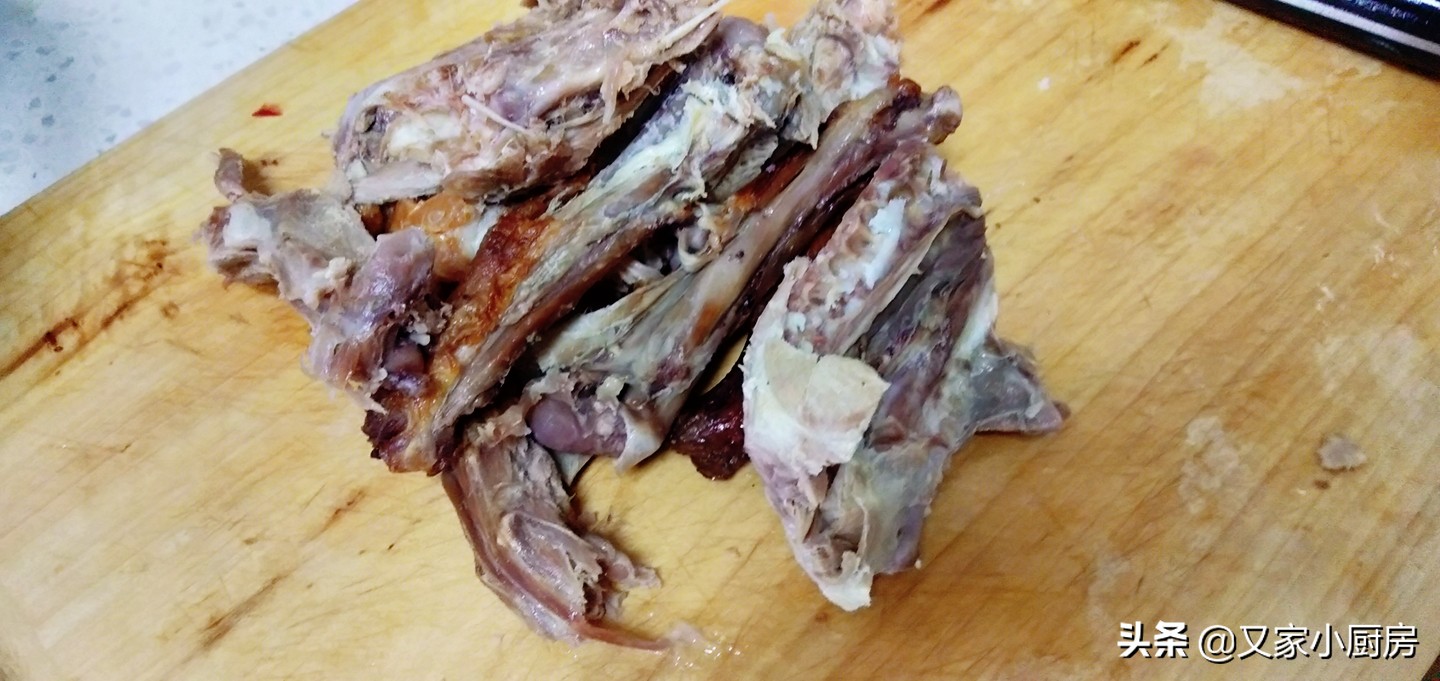 一款特适合秋冬季给家人食补的鸭架汤，补肺润燥、健脾养胃又不腻