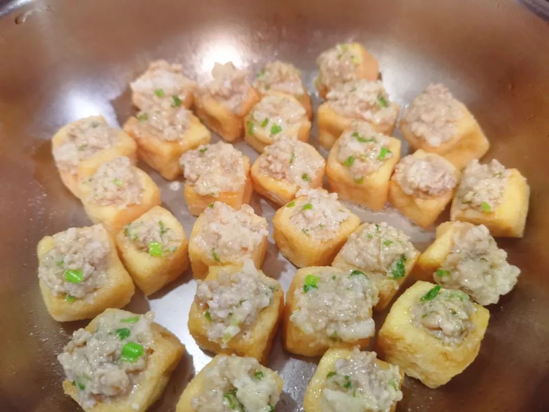 超下饭的油豆腐塞肉，一口一个很过瘾，肉香和豆香结合在一起
