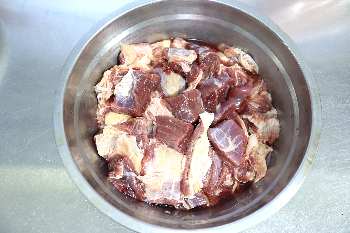 红烧牛肉别老用土豆，三伏天解馋要放它，1元1斤水灵灵不上火
