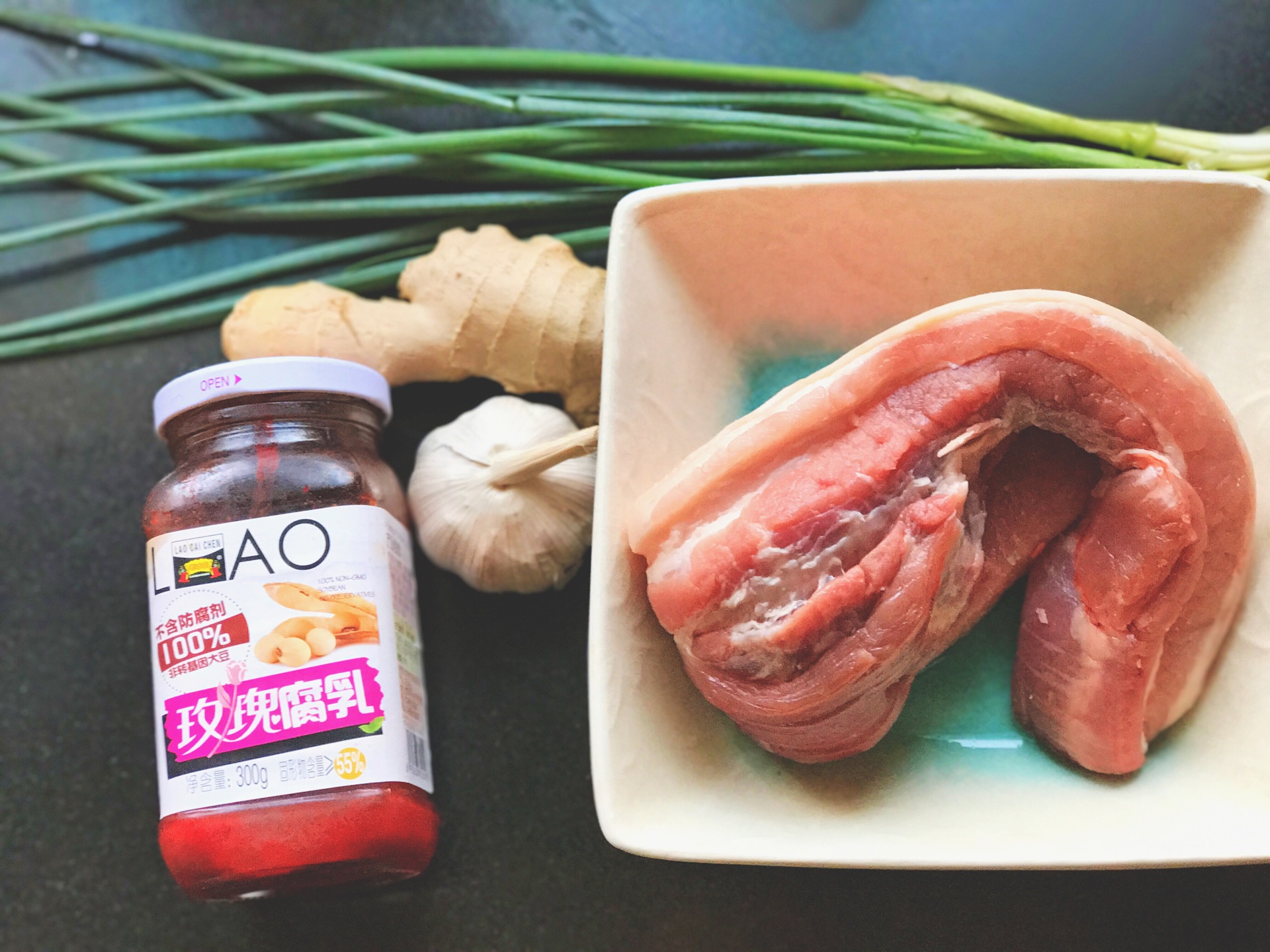 2斤猪肉加上2块腐乳，做一份香糯诱人的腐乳红烧肉，软烂解馋