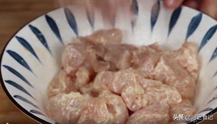 鸡胸肉学会这样做，外酥里嫩，招待客人超有面子，开胃下饭又解馋