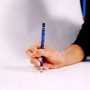 如何让孩子写出一手漂亮的字？正确的握笔姿势写字是关键