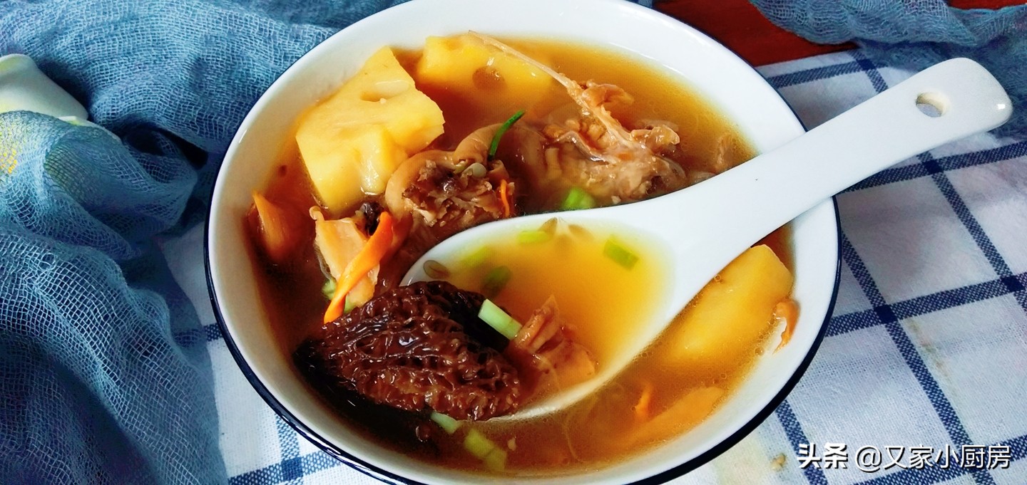 一款特适合秋冬季给家人食补的鸭架汤，补肺润燥、健脾养胃又不腻