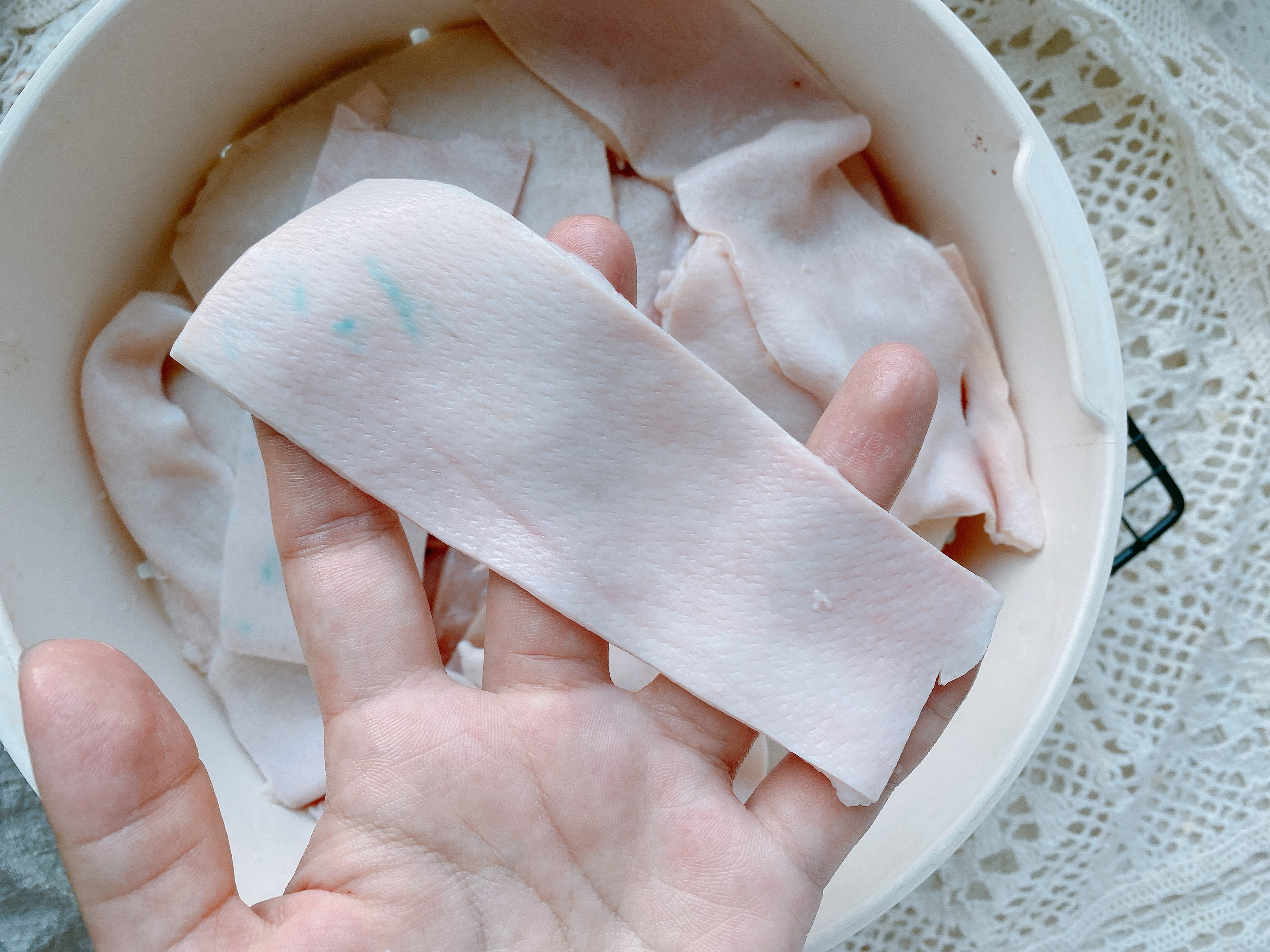 猪皮不要熬猪皮冻了，老妈几十年的做法，色泽金黄起大泡，不肥腻