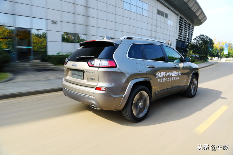 试驾新款Jeep自由光，彻底回归家庭定位，动力表现超出预期