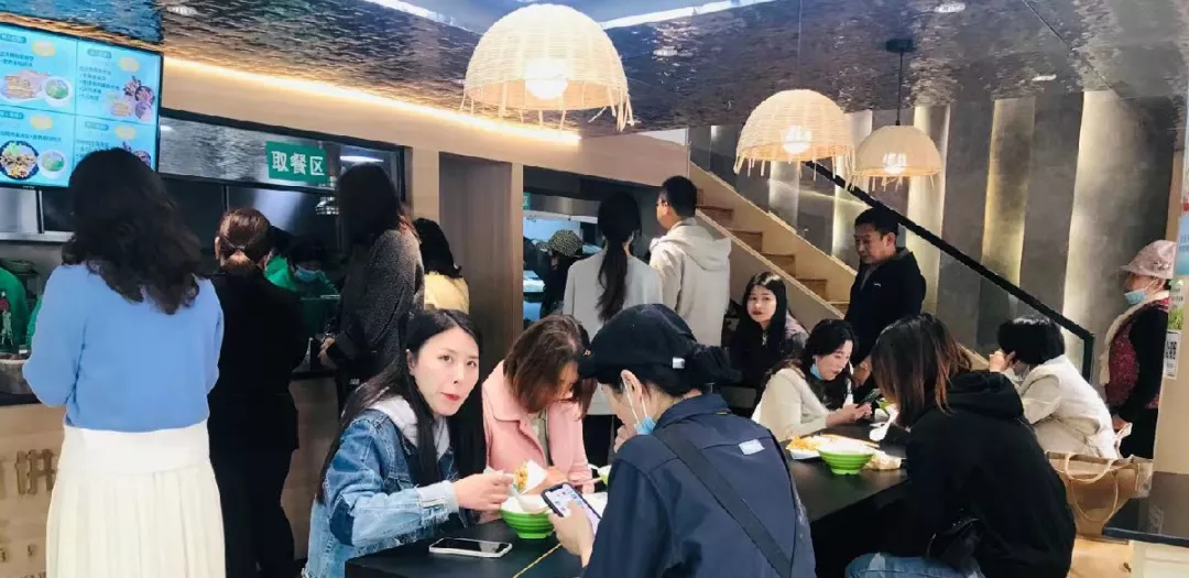 为什么产品越多的小餐馆,收入反而越少?看二妮菜煎饼怎么说