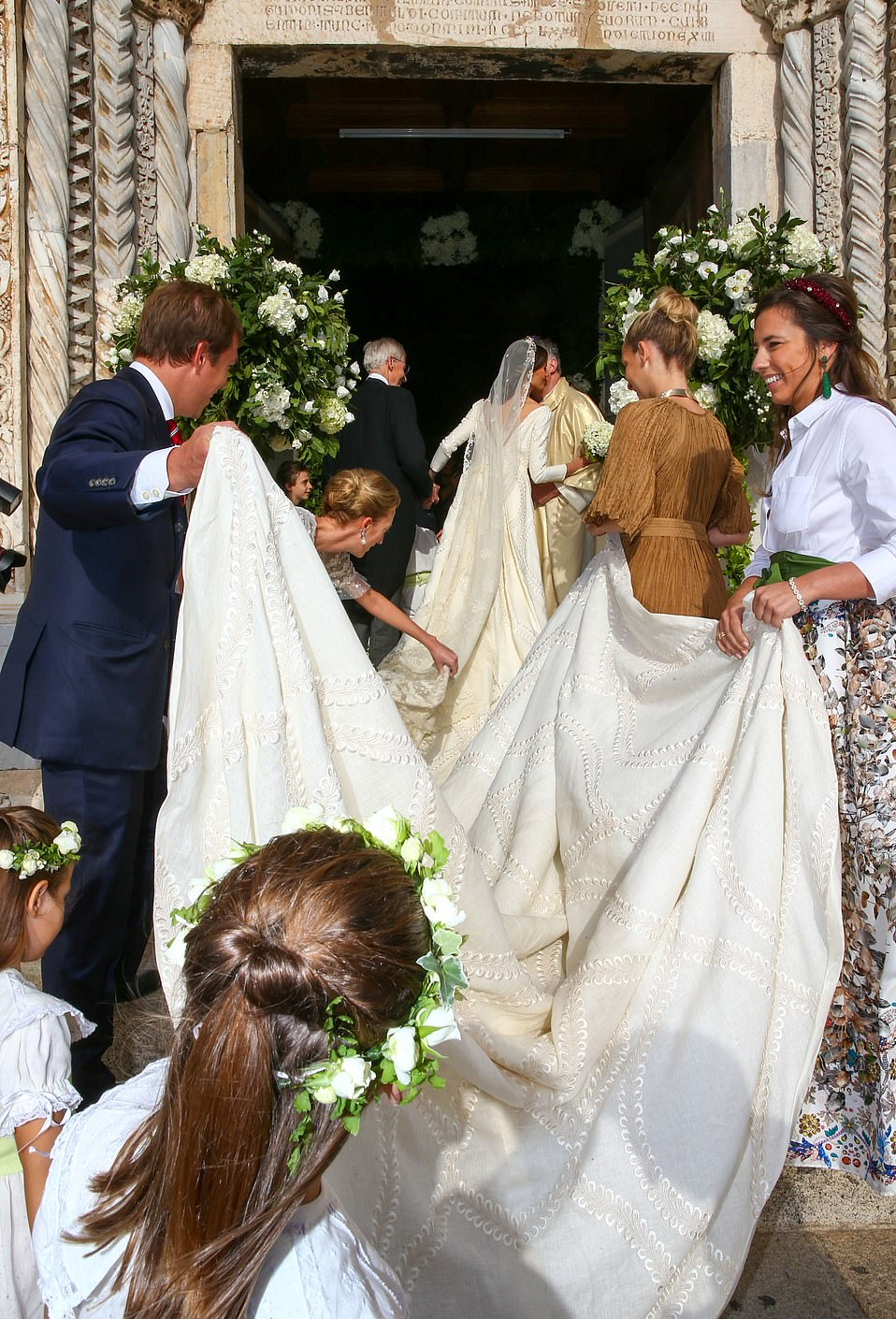 最富有的列支敦士登王室公主婚礼！超长婚纱拖尾好浪漫，新娘惊艳