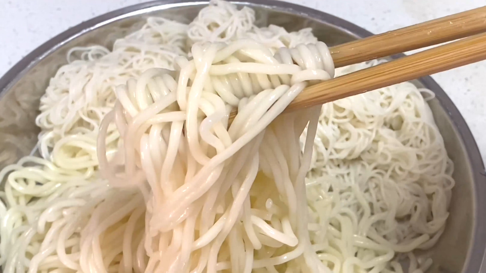 煮面條最忌開水下鍋，面館老師傅教你方法，做法簡單，爽滑又勁道