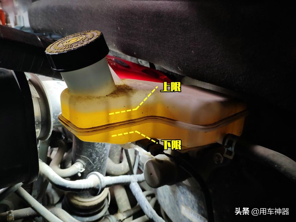 变速箱漏油别大意，不及时处理得花几万块修车