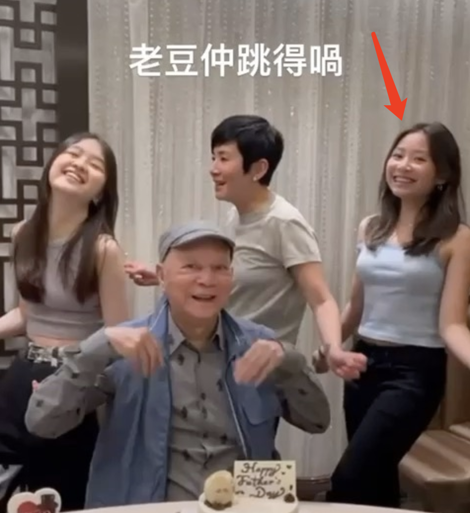 吴君如带丈夫女儿回母校，陈可辛厚底鞋抢镜，女儿身高快赶上妈妈