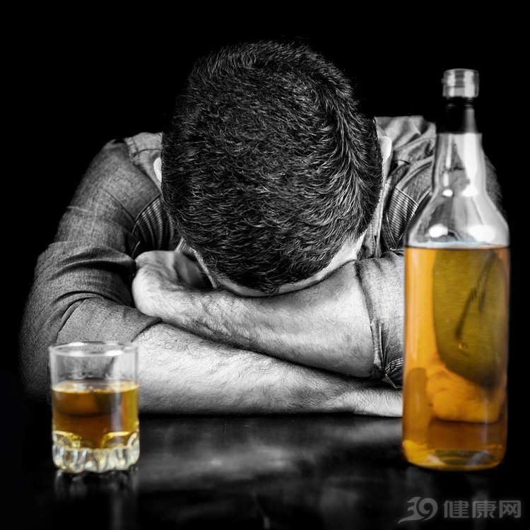 吃什么能快速解酒？医生提醒：茶和蜂蜜都没用，3招才科学有效