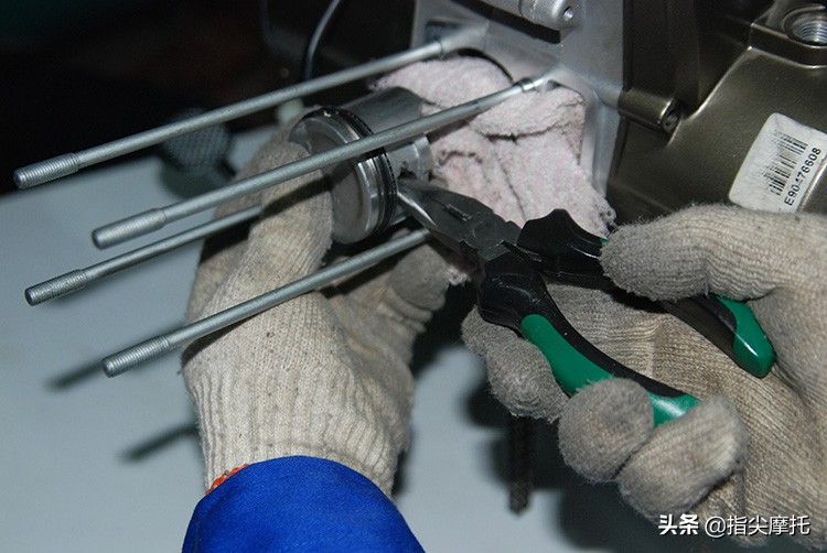 下篇：摩托车烧机油冒青烟，这两处地方搞明白，分分钟解决问题!
