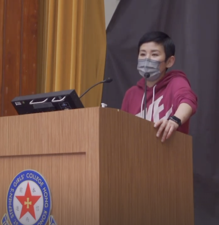 吴君如带丈夫女儿回母校，陈可辛厚底鞋抢镜，女儿身高快赶上妈妈