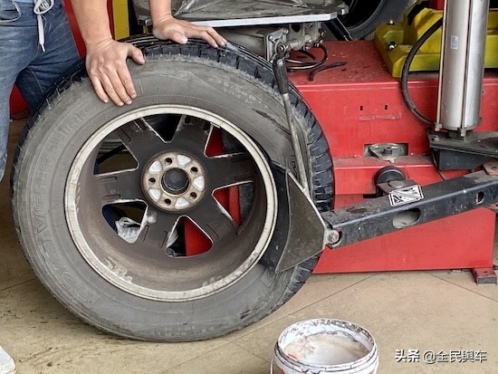 轮胎作业</p><p>　　北欧旗舰SUV-XC90更换固特异轮胎小记 御乘系列不止静音