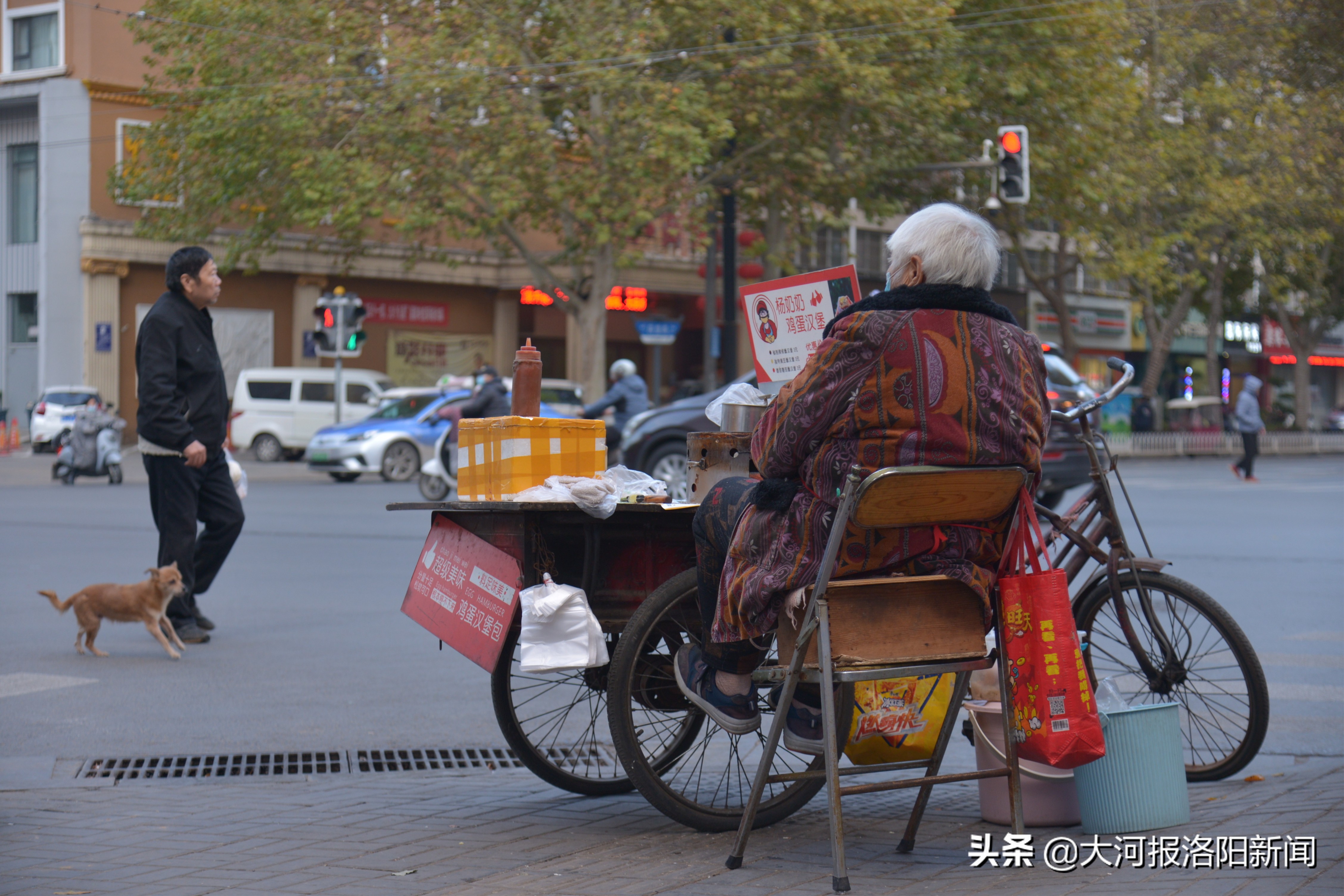洛阳78岁老人街头摆摊创业：自己挣钱，比跟别人张嘴要强