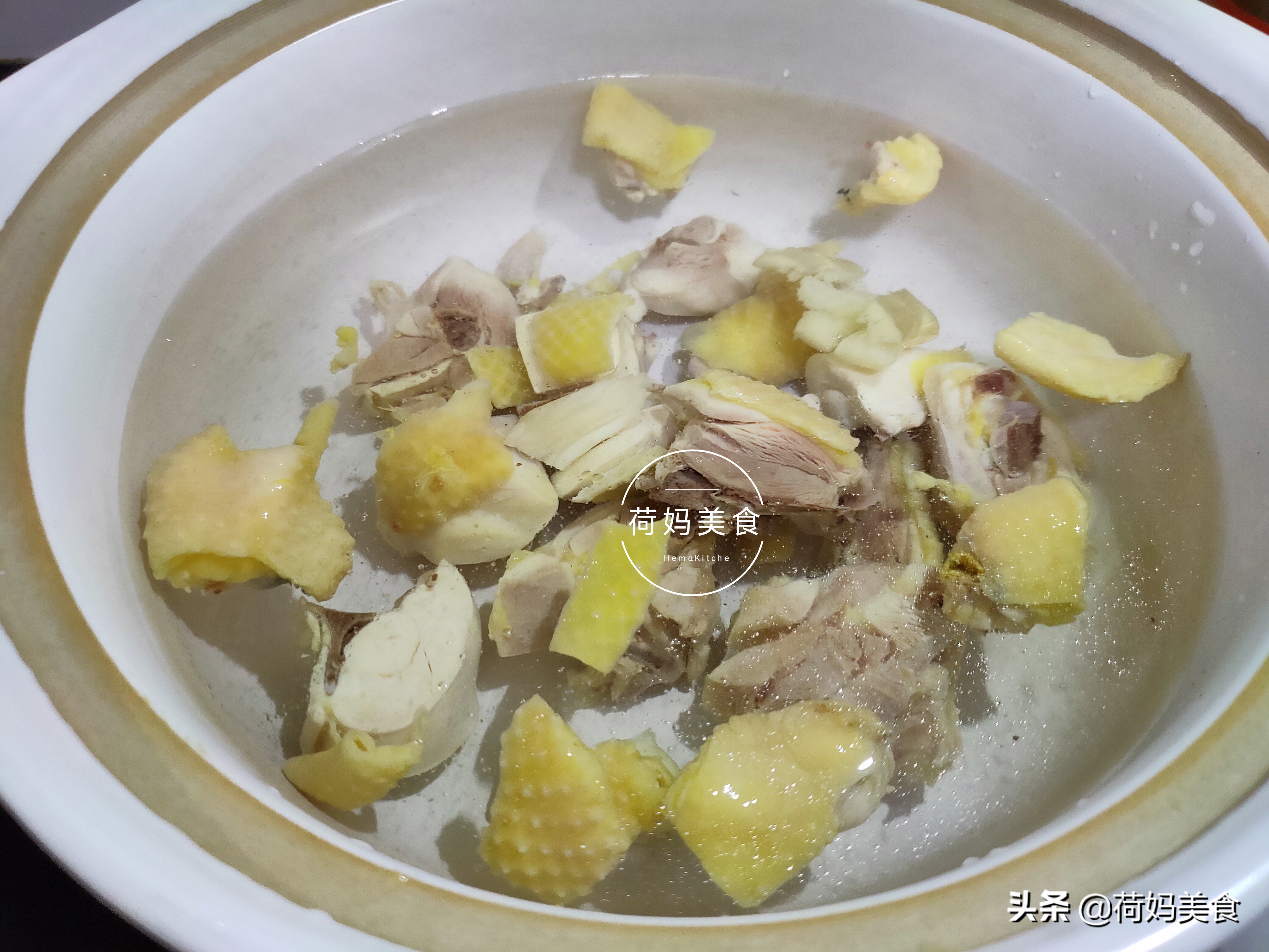 石斛虫草花炖鸡汤，天热也可以喝，味鲜营养，强健体质，老少皆宜